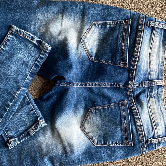 Distressed skinny Jean. - Picture 5 of 5